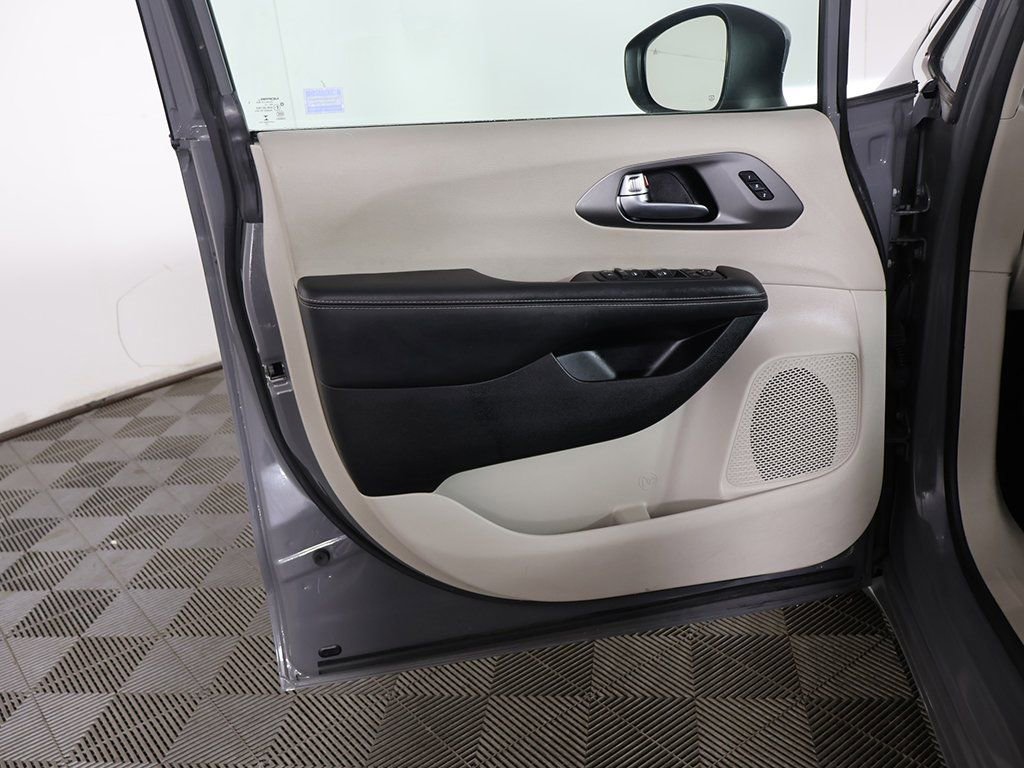 Used 2023 Chrysler Pacifica Touring-L image 22