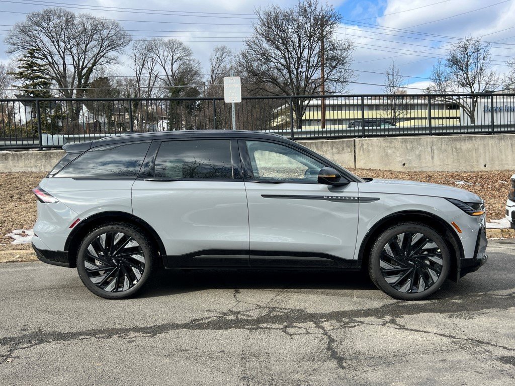 New 2026 Lincoln Nautilus Reserve w/ Jet Appearance Package AWD/4WD image 3