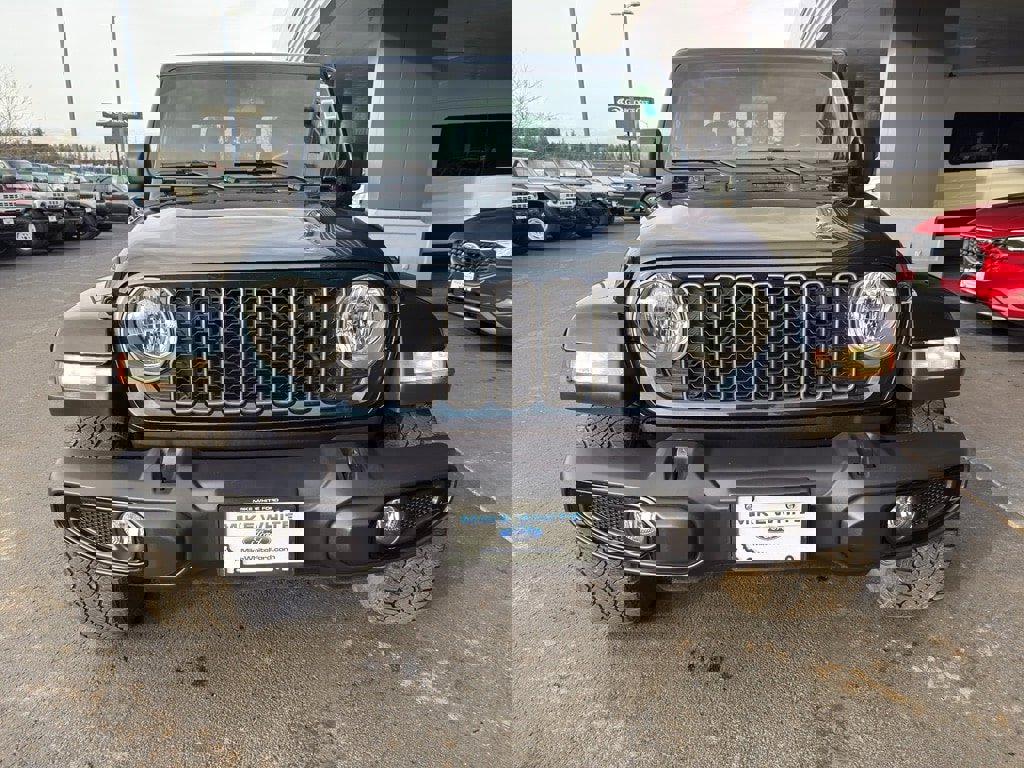 Used 2025 Jeep Gladiator Sport image 2