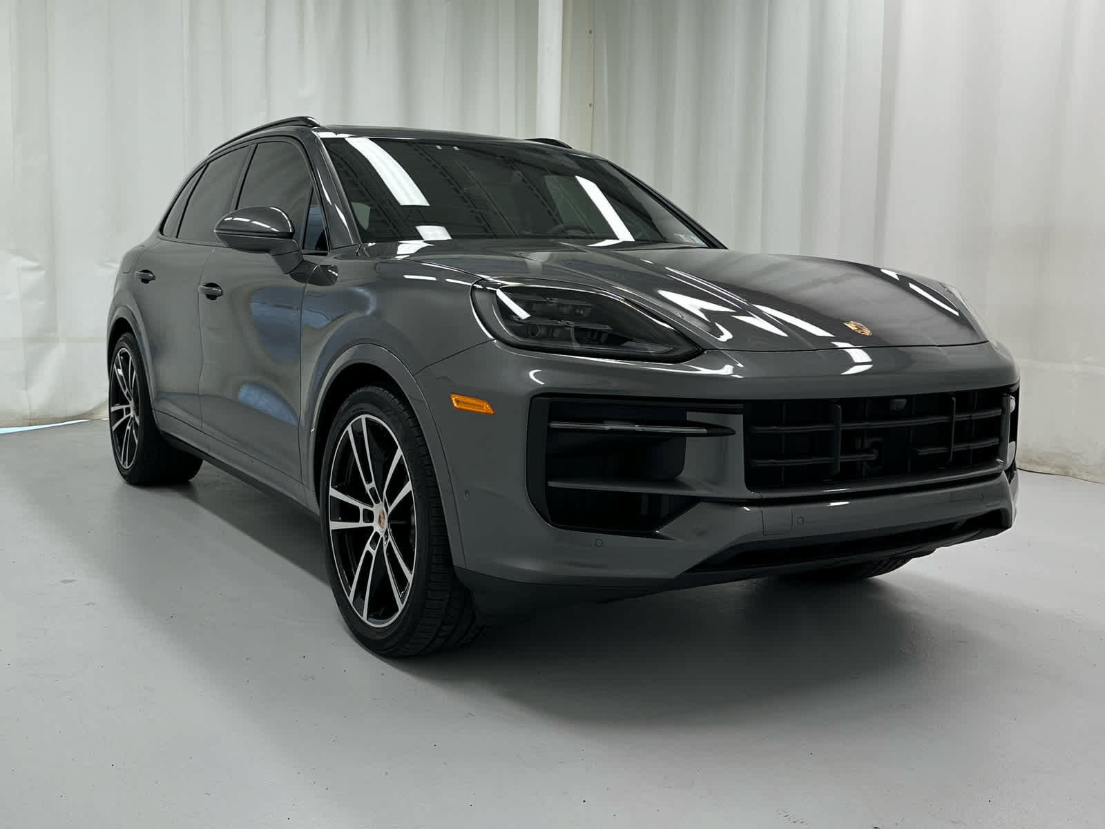 Used 2025 Porsche Cayenne S AWD/4WD image 2