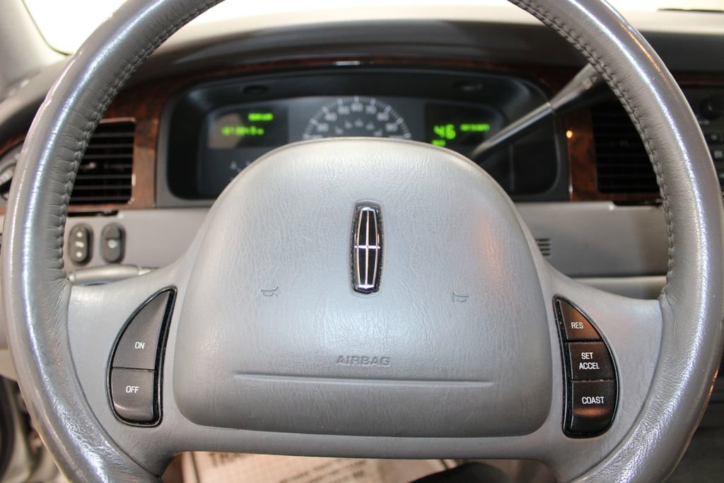 Used 2002 Lincoln Town Car Executive image 35