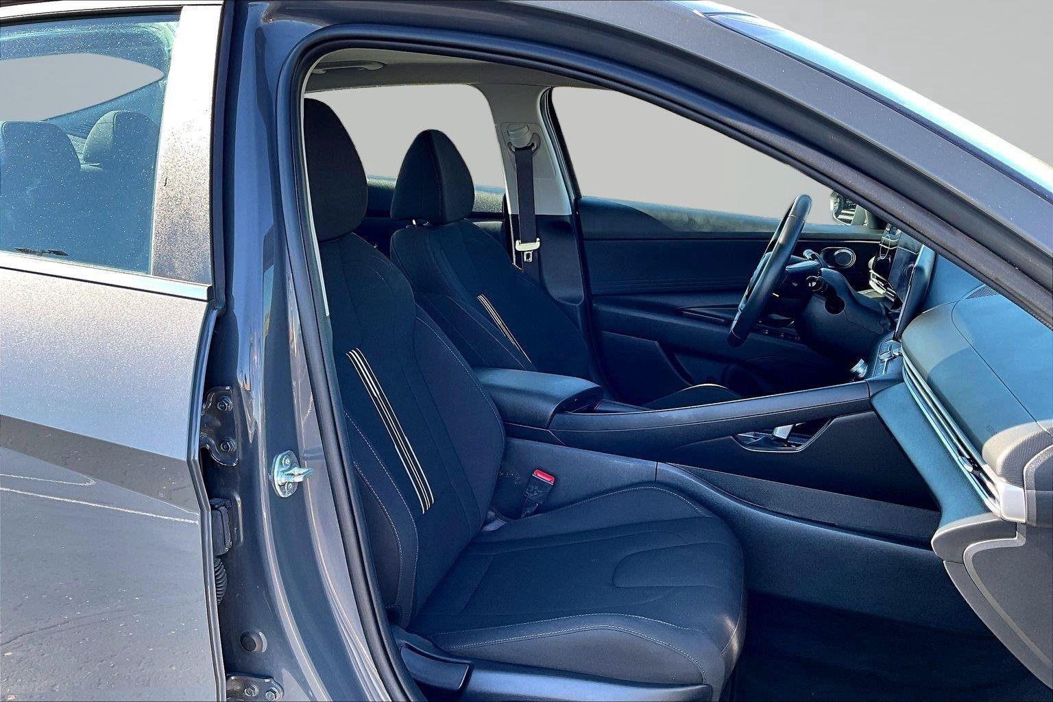 Used 2025 Hyundai Elantra SEL FWD image 8