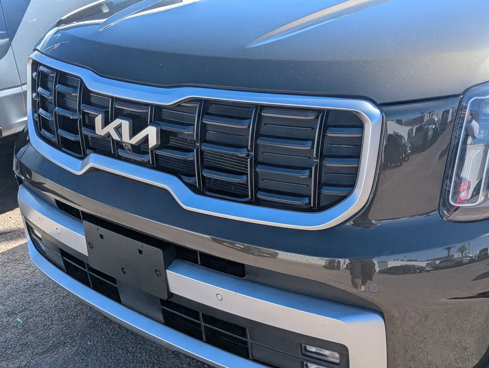 Used 2024 Kia Telluride SX w/ Towing Package image 3