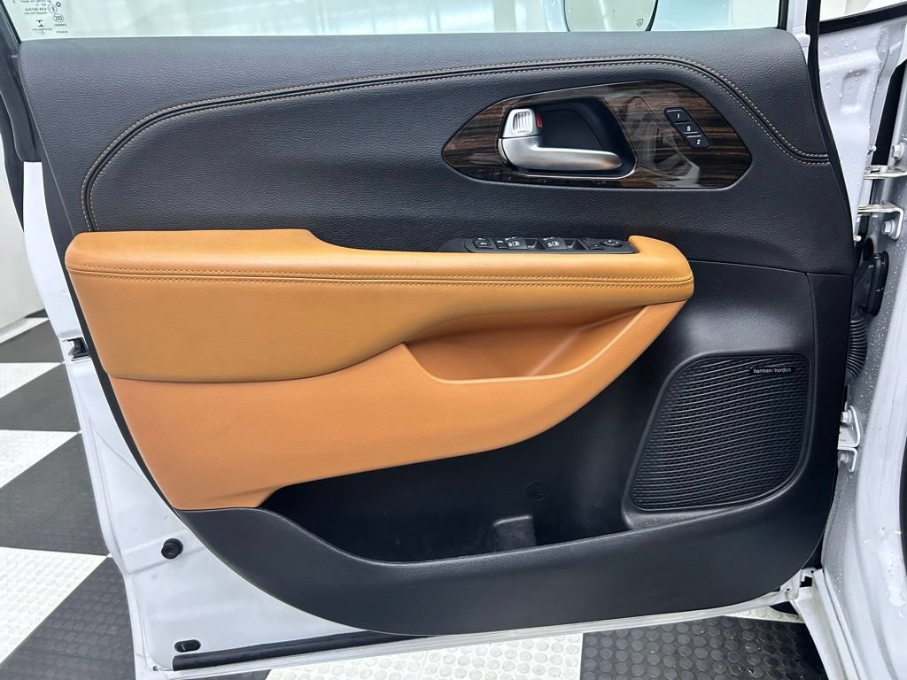Certified 2022 Chrysler Pacifica Pinnacle AWD/4WD image 10