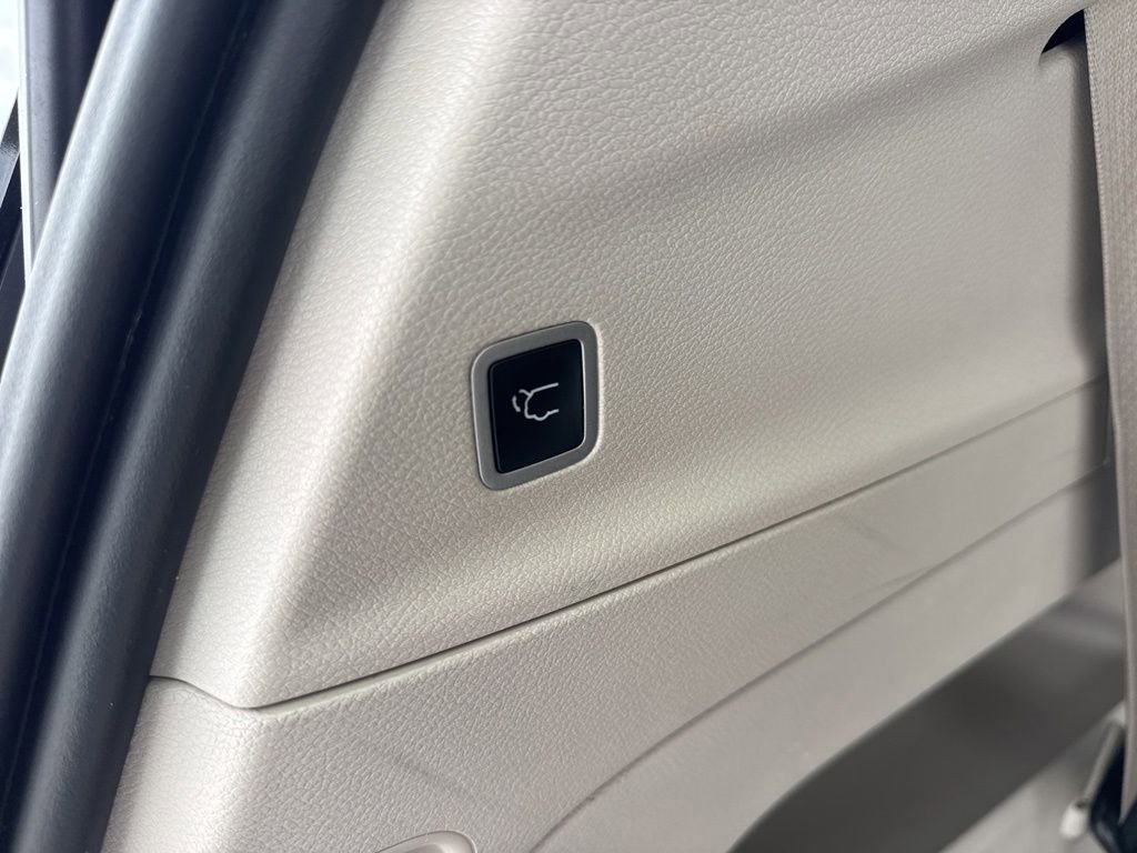 Used 2023 Chrysler Voyager LX image 16