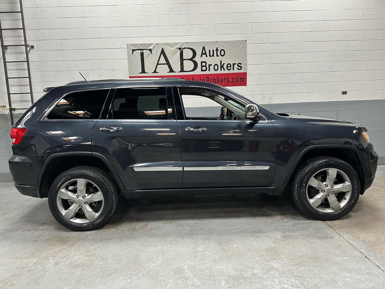 Used 2013 Jeep Grand Cherokee Overland w/ Advance Technology Group image 2