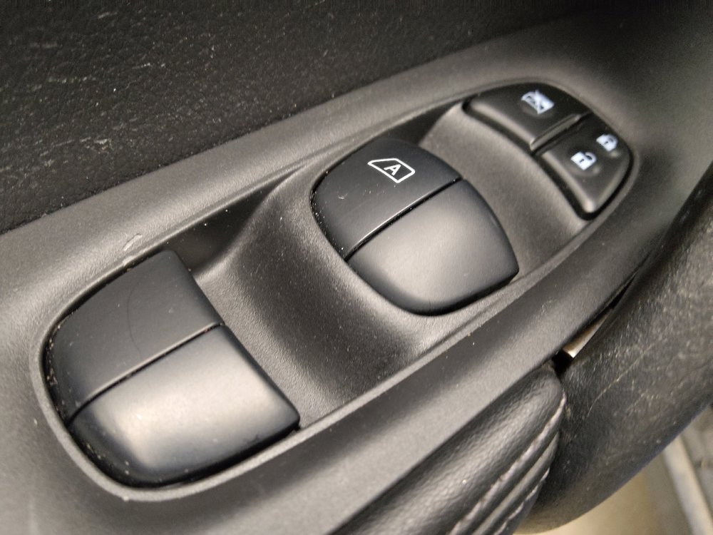 Used 2020 Nissan Rogue S FWD image 27