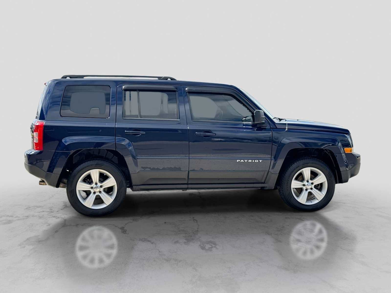 Used 2015 Jeep Patriot Latitude AWD/4WD image 7