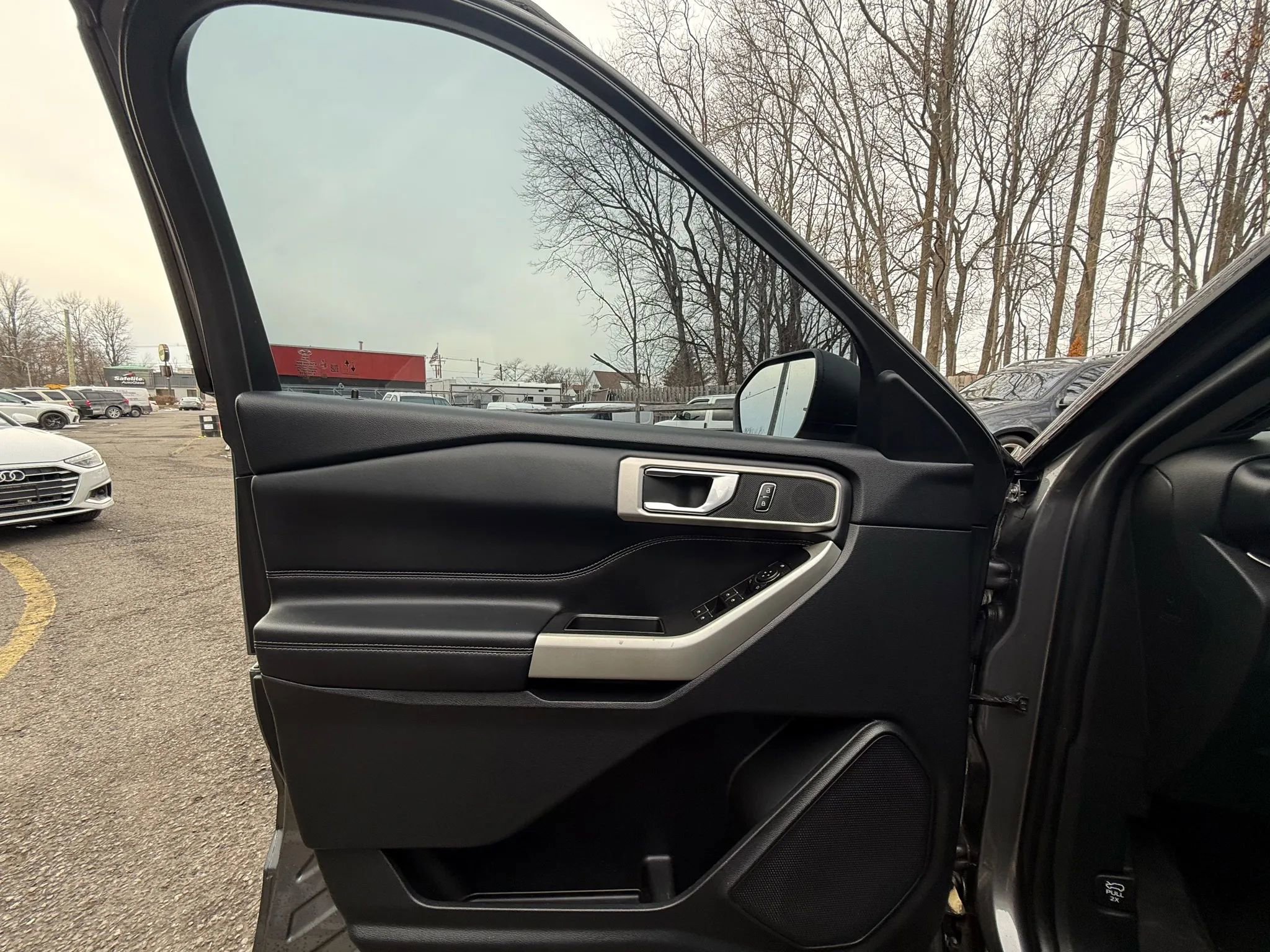 Used 2021 Ford Explorer XLT w/ Equipment Group 202A image 9