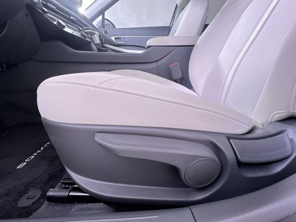 Used 2025 Hyundai Sonata SE image 13