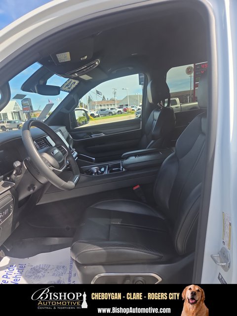Used 2024 Jeep Wagoneer L Series II w/ Flexible Seating Group AWD/4WD image 10