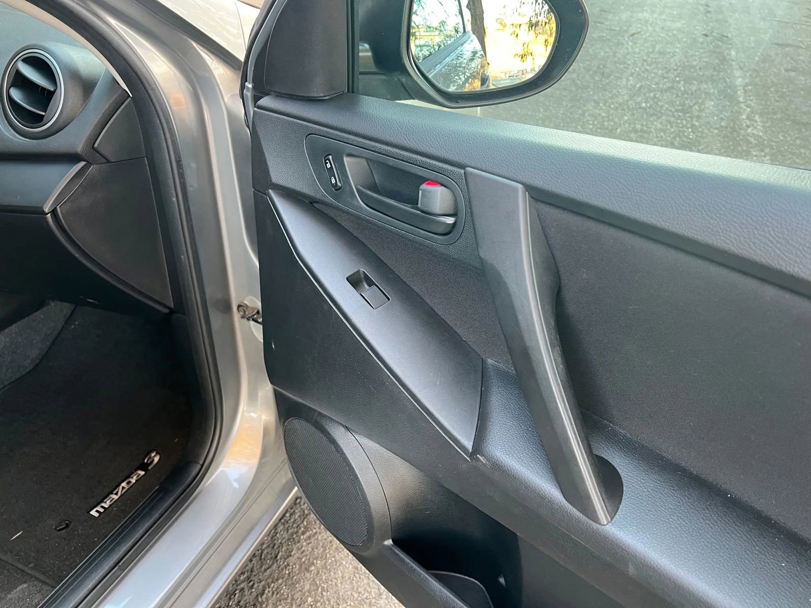 Used 2011 MAZDA MAZDA3 i Sport image 25