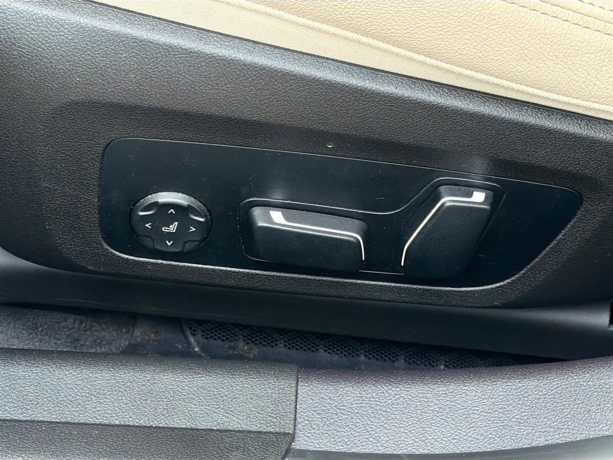 Used 2025 BMW 330i Sedan w/ Convenience Package image 25