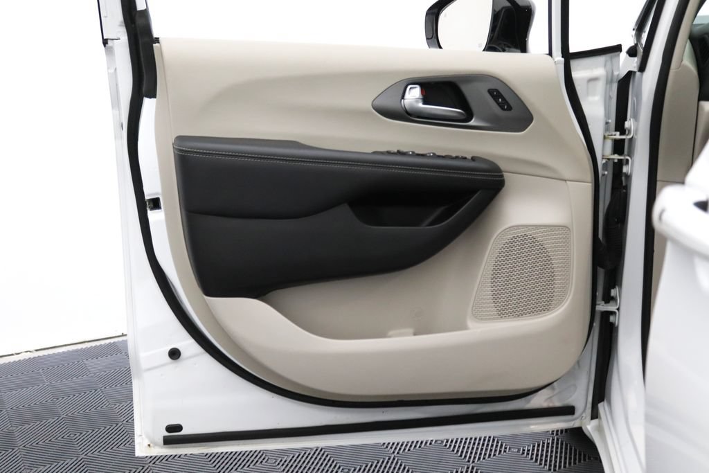 Used 2024 Chrysler Pacifica Touring-L FWD image 12