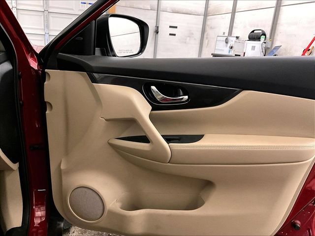 Used 2017 Nissan Rogue SV AWD/4WD image 23