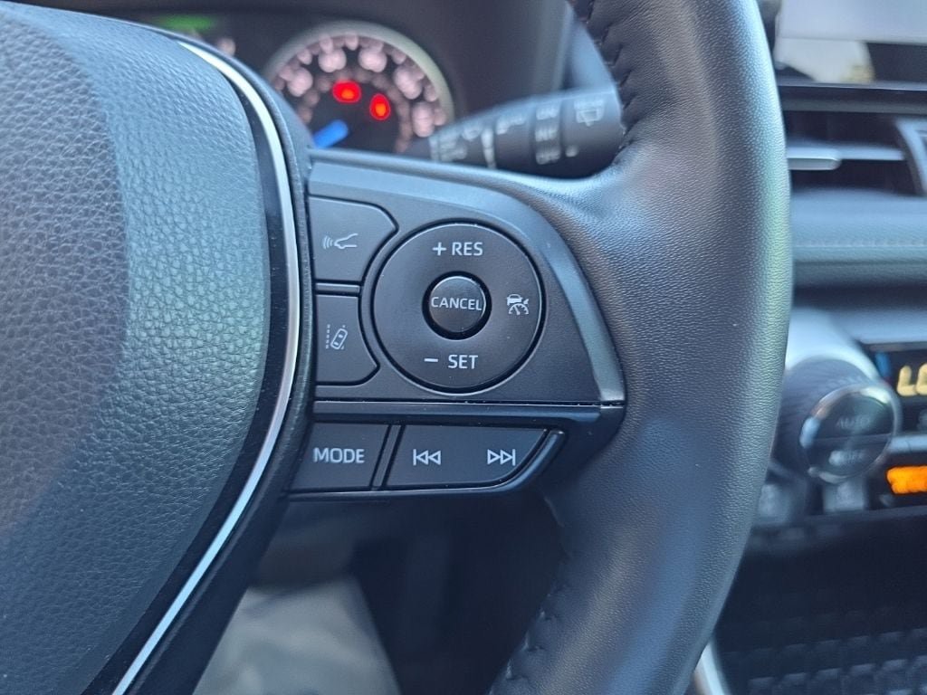 Used 2022 Toyota RAV4 XLE Premium AWD/4WD image 23