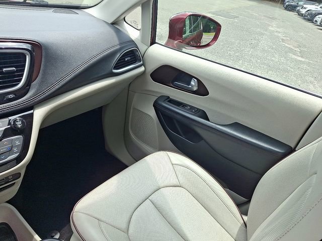 Used 2017 Chrysler Pacifica Limited image 16