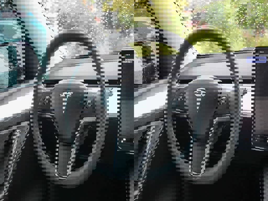 Used 2024 Tesla Model Y 2WD image 15