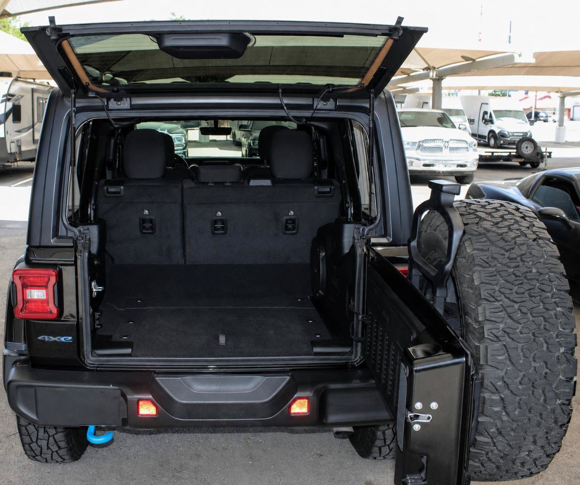 Used 2023 Jeep Wrangler Unlimited Rubicon 4xe w/ Cold Weather Group AWD/4WD image 15