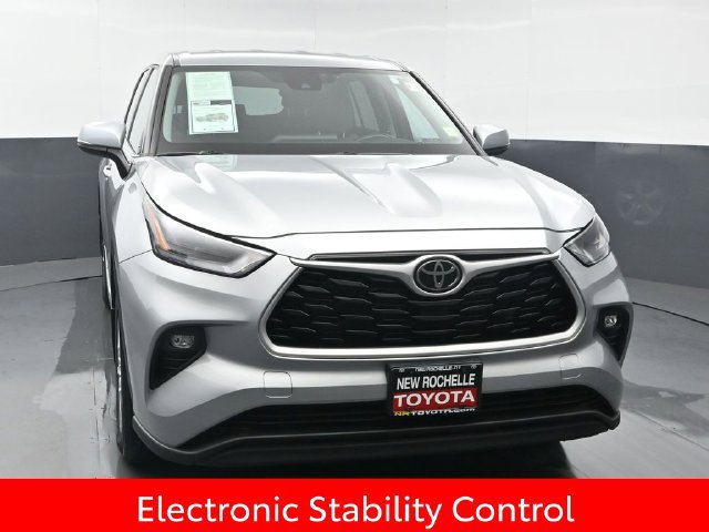 Used 2022 Toyota Highlander LE AWD/4WD image 10