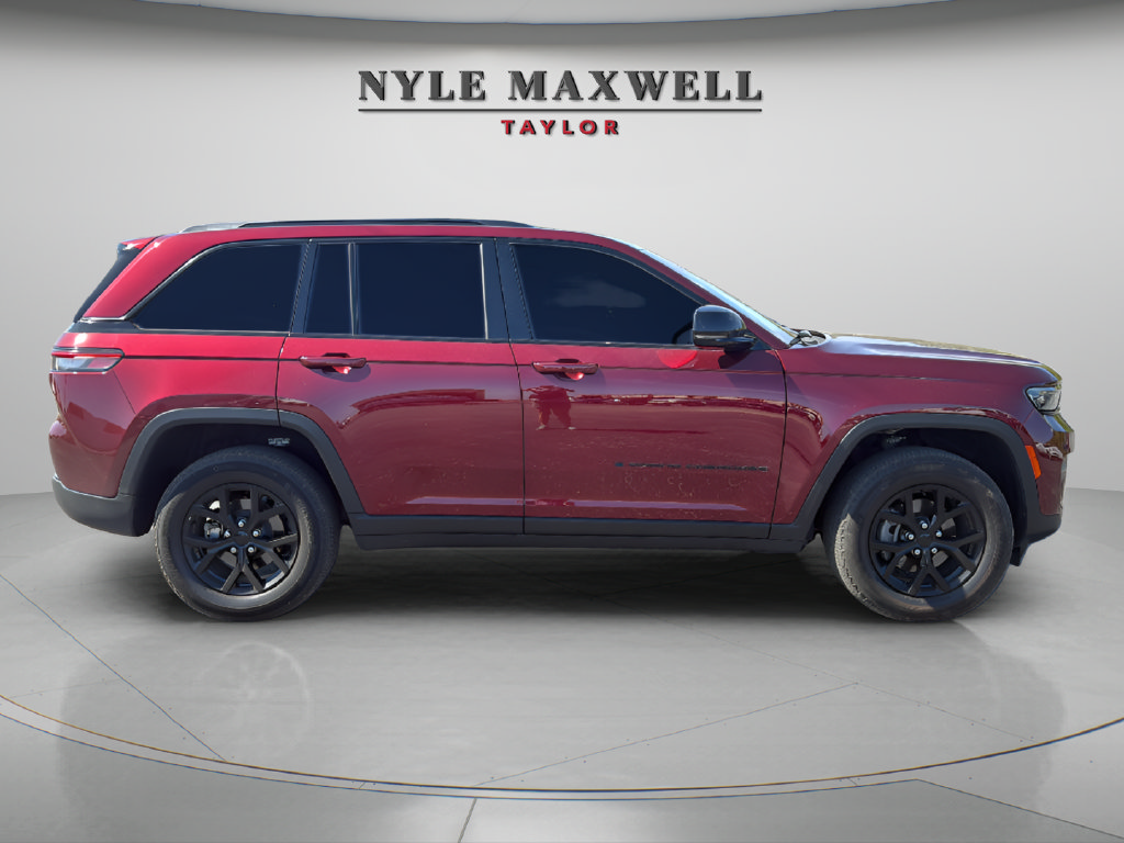 Used 2025 Jeep Grand Cherokee Altitude RWD image 13