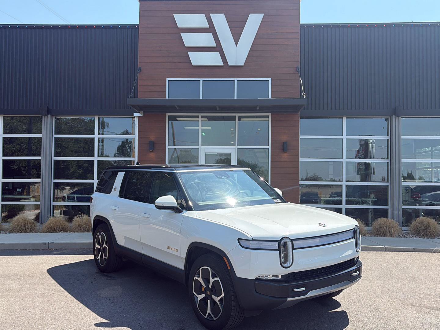 Used 2024 Rivian R1S Adventure AWD/4WD image 1