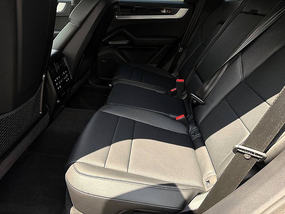 Used 2025 Porsche Cayenne AWD/4WD image 9