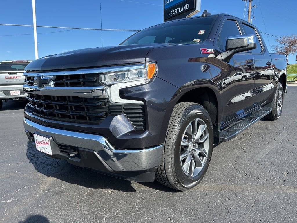 Used 2022 Chevrolet Silverado 1500 LT w/ Z71 Off-Road Package AWD/4WD image 1
