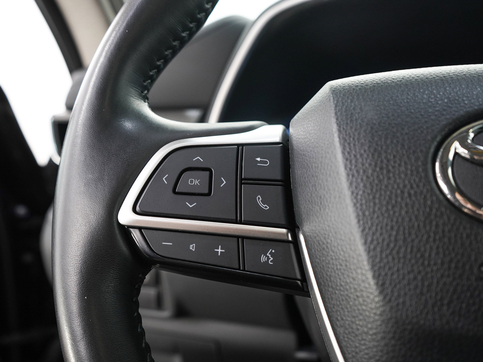 Used 2024 Toyota Highlander Limited AWD/4WD image 29