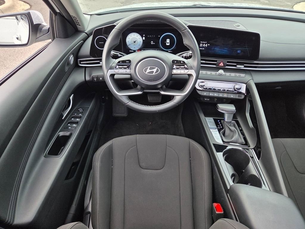 Used 2025 Hyundai Elantra SEL FWD image 4
