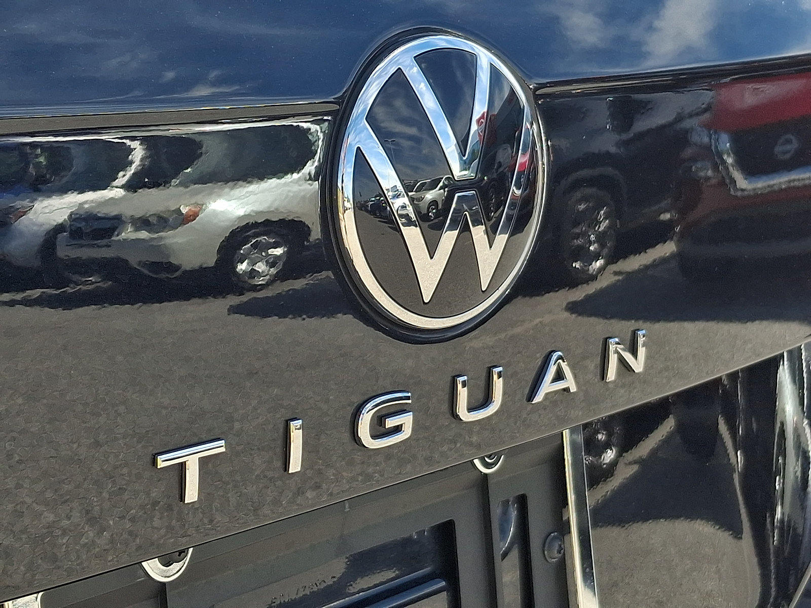 Used 2023 Volkswagen Tiguan SEL R-Line AWD/4WD image 32