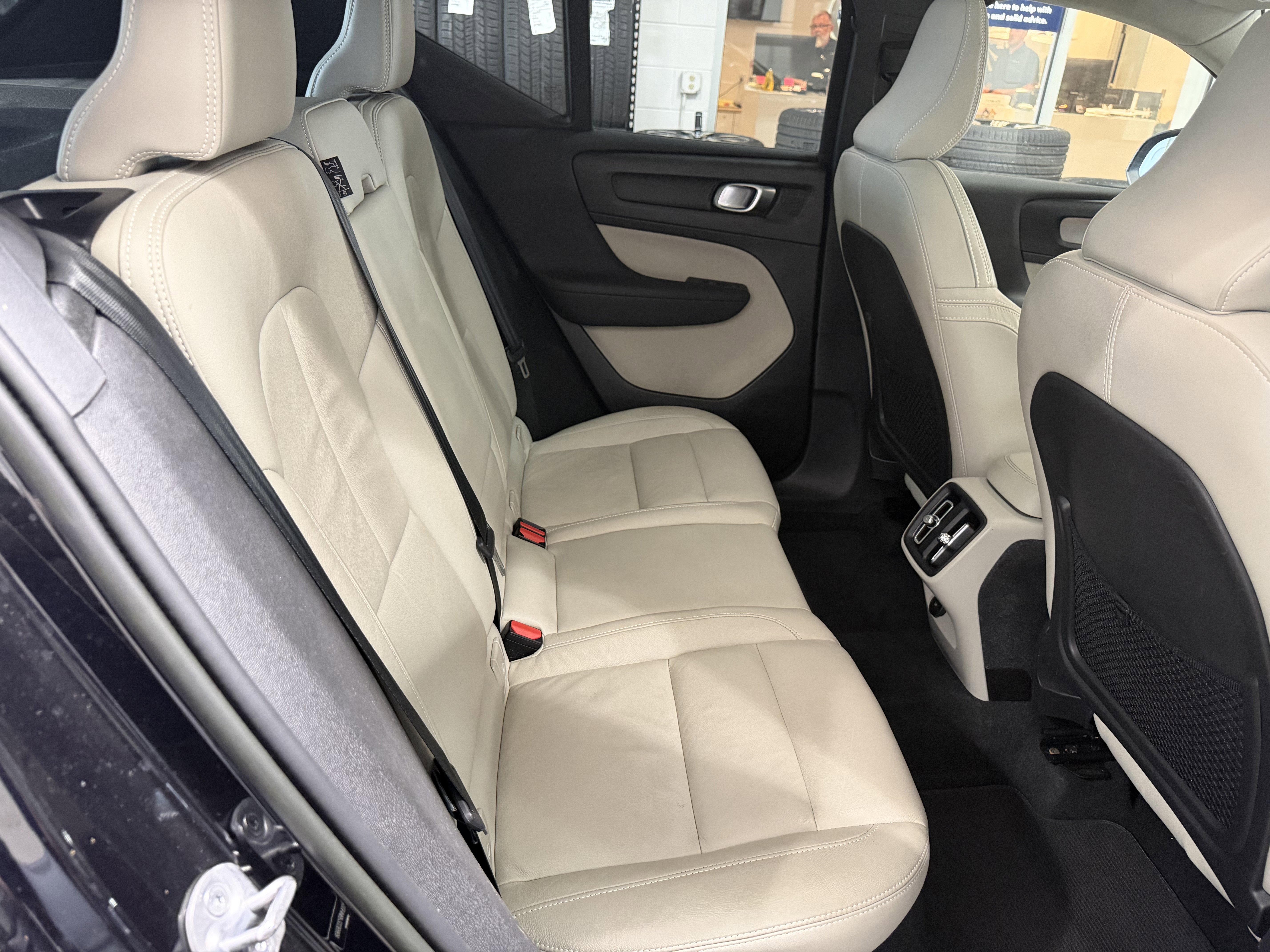 Used 2023 Volvo XC40 B4 Ultimate FWD image 28