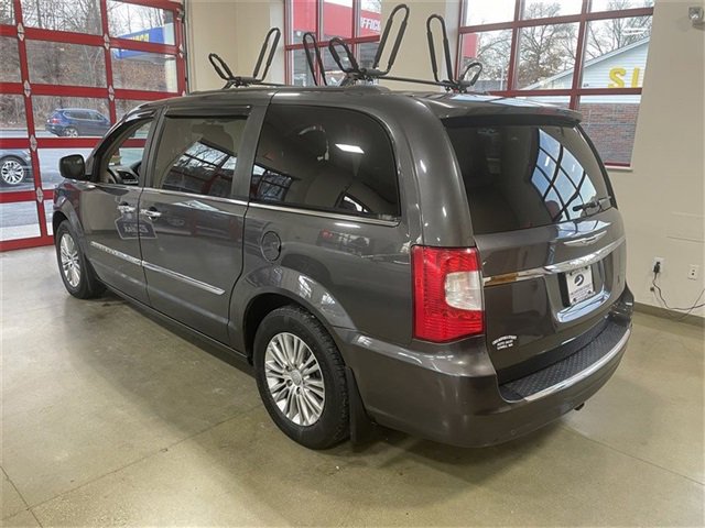Used 2015 Chrysler Town & Country Touring-L w/ Driver Convenience Group image 4