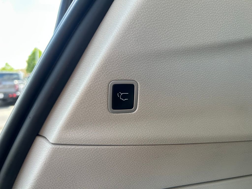 Used 2023 Chrysler Voyager LX FWD image 28