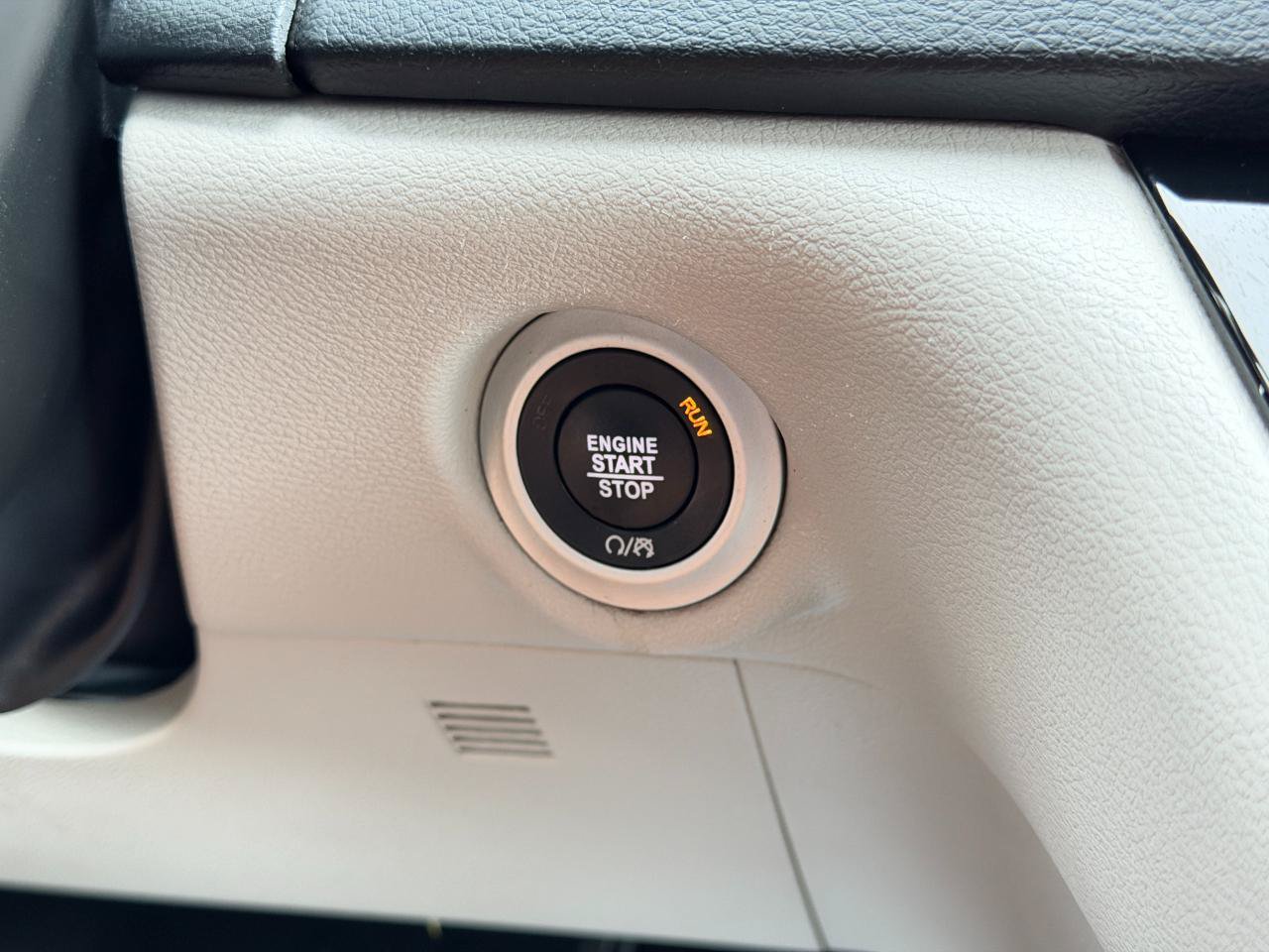 Used 2023 Chrysler Pacifica Touring-L FWD image 21