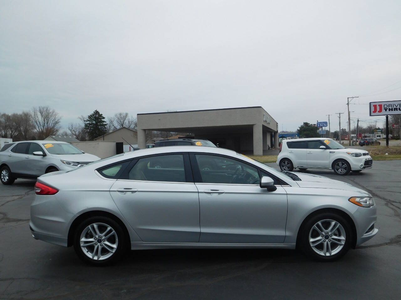 Used 2018 Ford Fusion SE FWD image 2