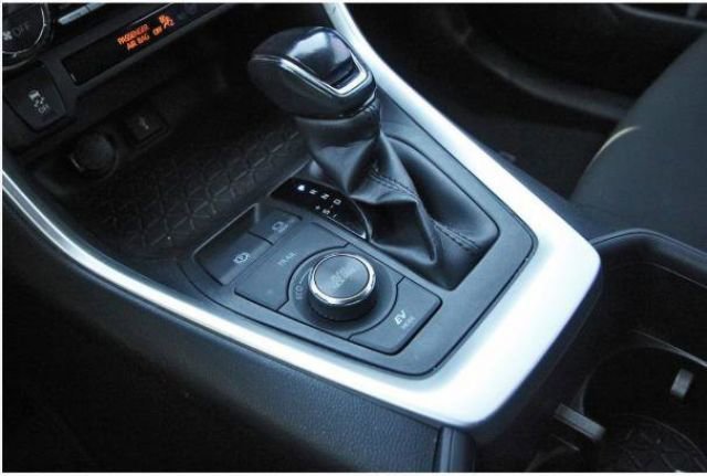 Used 2022 Toyota RAV4 SE image 6