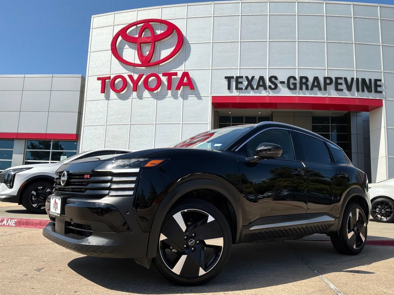 Used 2026 Nissan Kicks SR FWD image 2