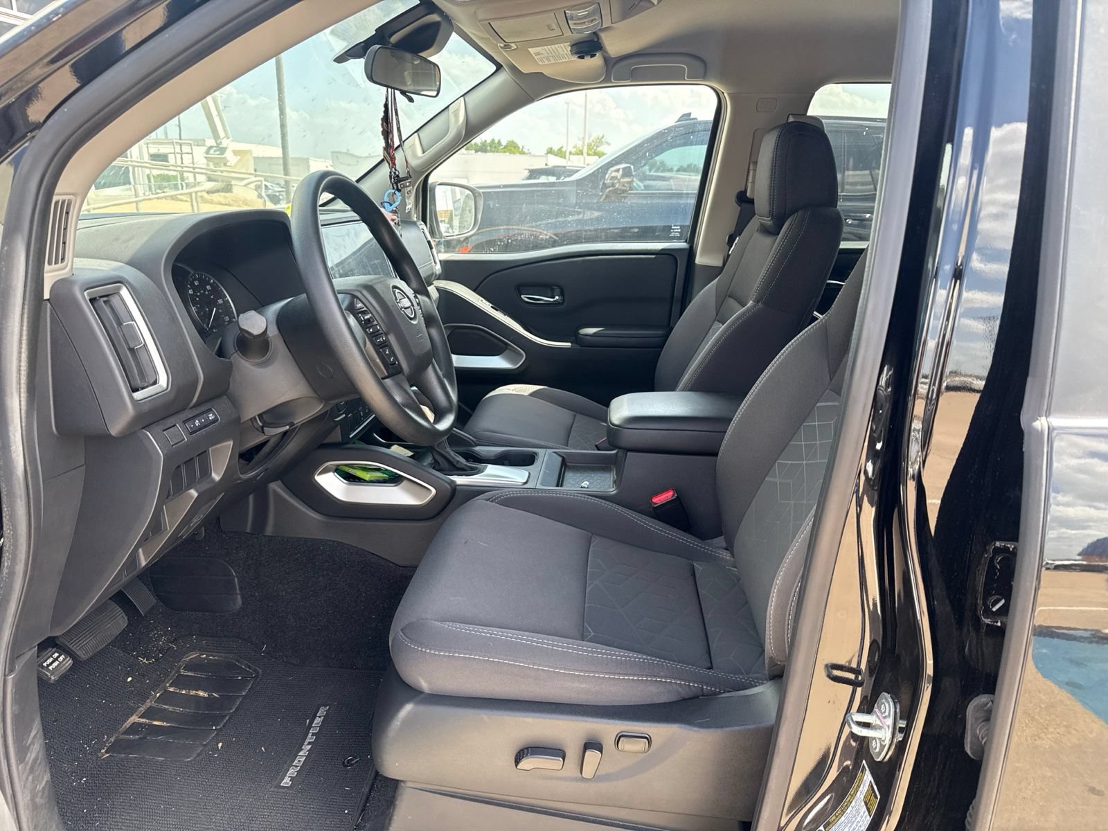 Used 2025 Nissan Frontier SV RWD image 12