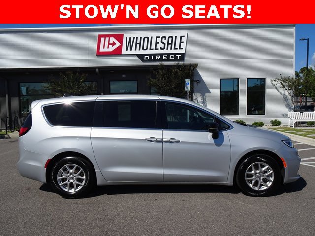Used 2024 Chrysler Pacifica Touring-L image 3