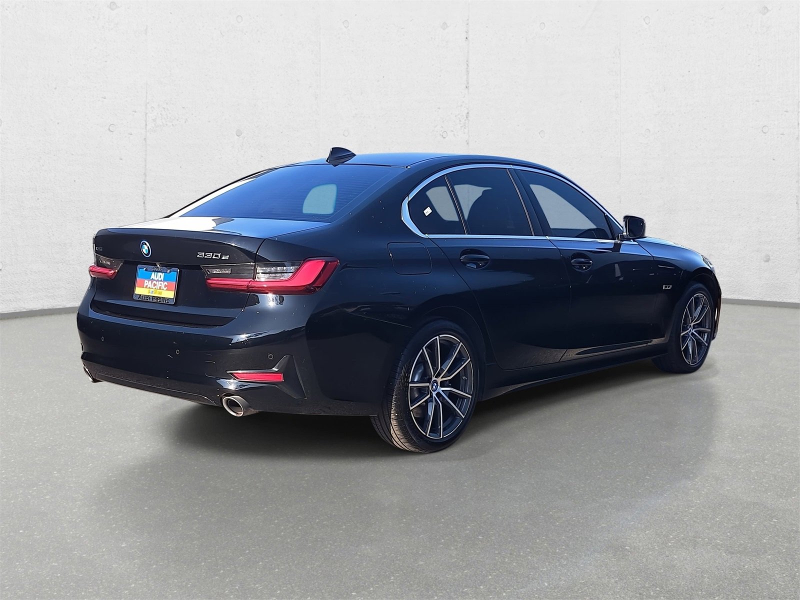 Used 2022 BMW 330e xDrive w/ Driving Assistance Package image 5