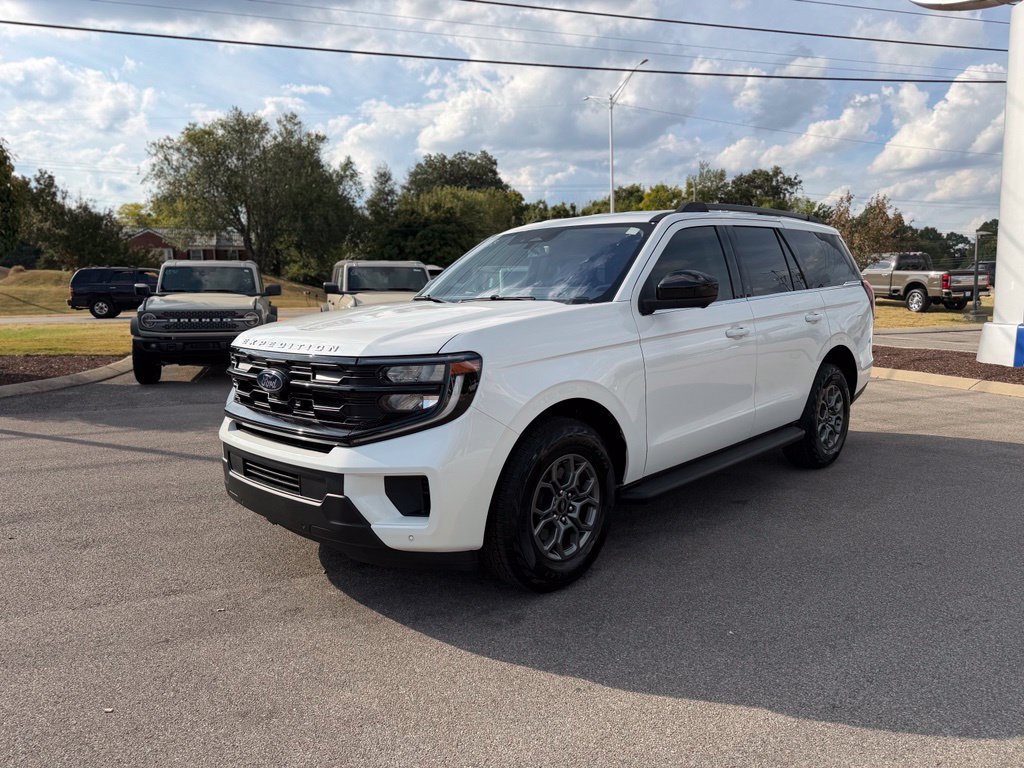 Used 2025 Ford Expedition Active RWD image 3