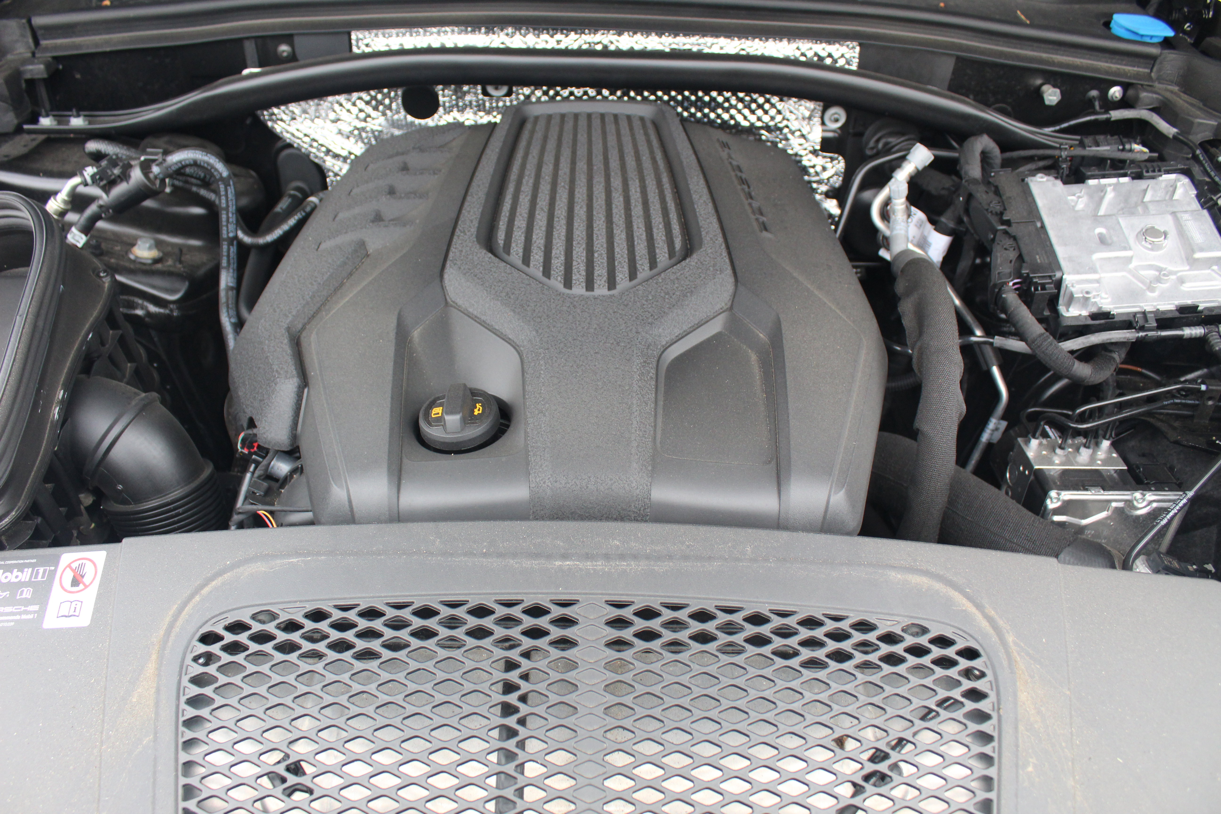 Certified 2025 Porsche Macan image 16