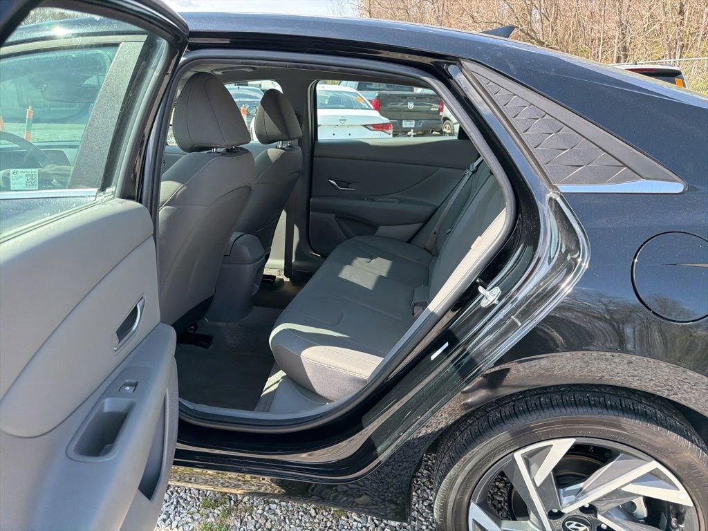 Used 2025 Hyundai Elantra SEL image 9
