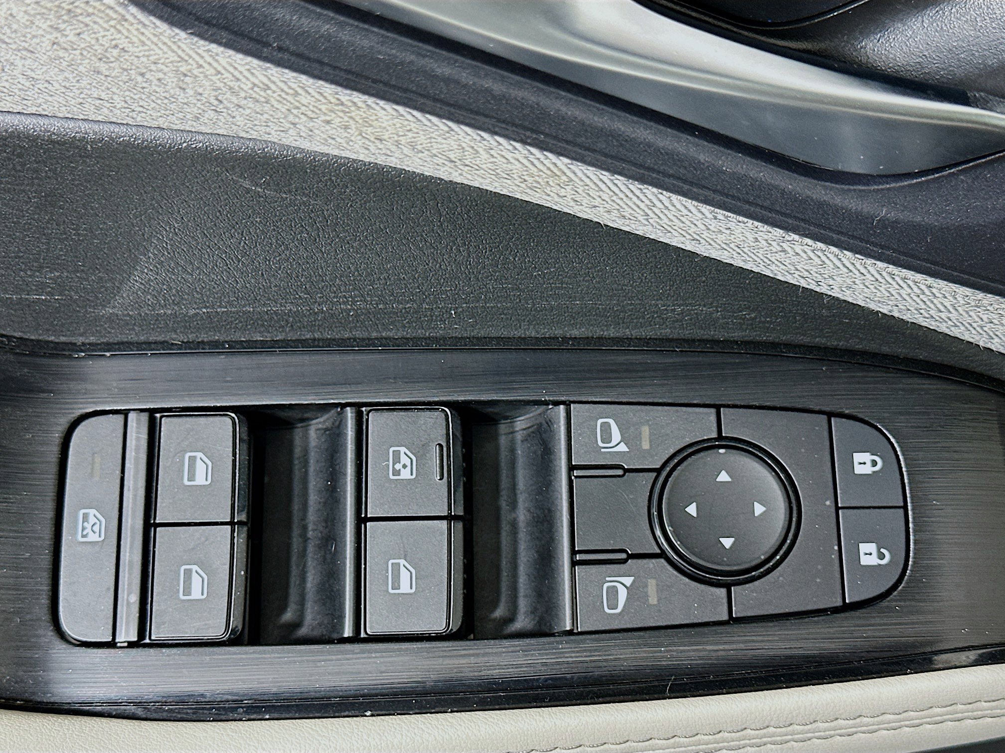 Used 2023 Nissan Rogue SV image 15