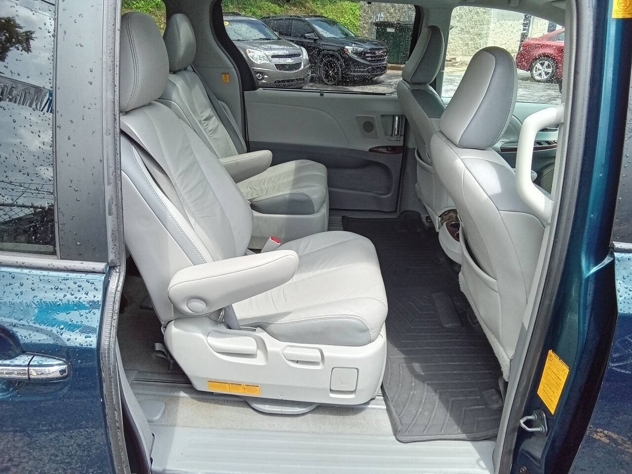 Used 2011 Toyota Sienna Limited w/ Entertainment Pkg FWD image 6