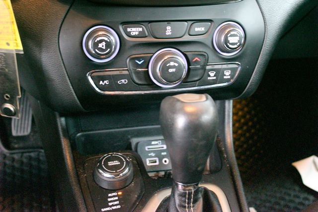 Used 2017 Jeep Cherokee Latitude w/ Cold Weather Group AWD/4WD image 20