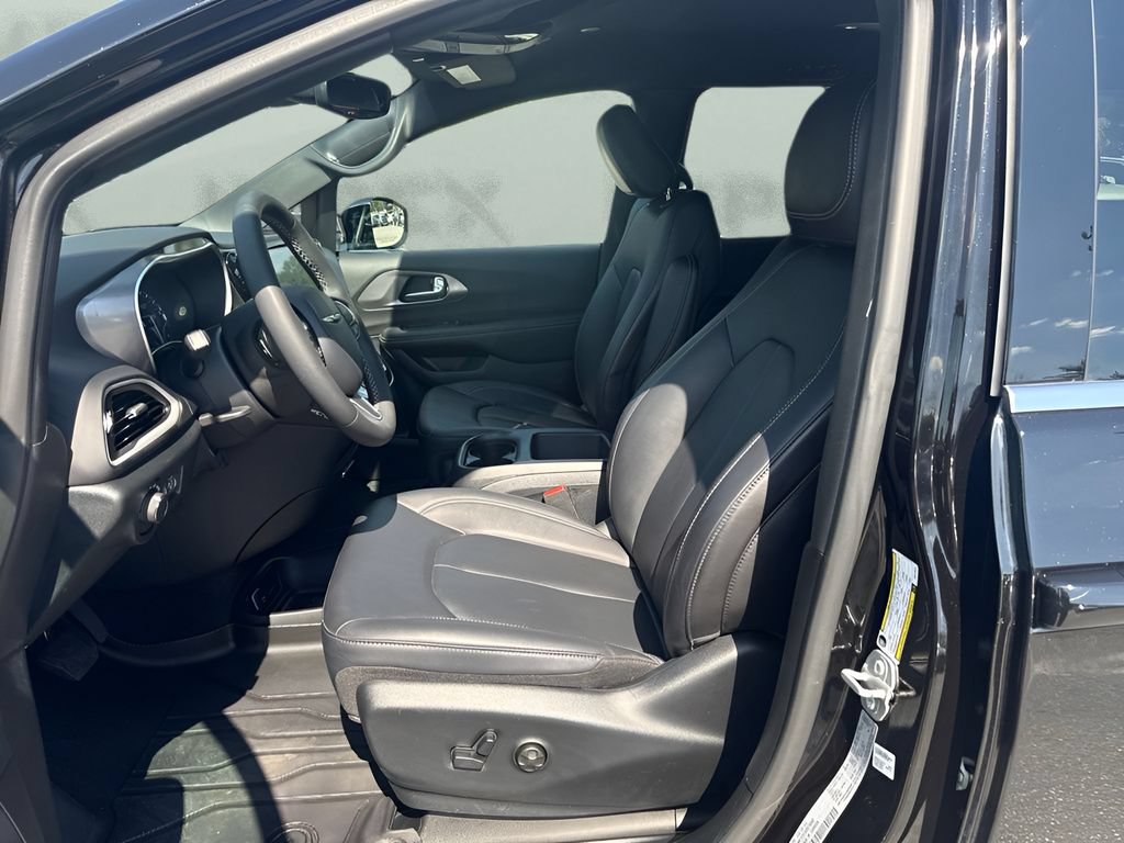 Used 2025 Chrysler Voyager LX FWD image 6