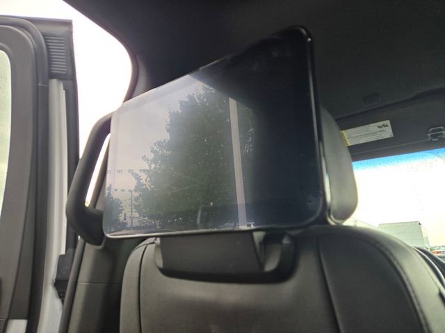 Used 2024 GMC Yukon SLT w/ SLT Luxury Package image 12