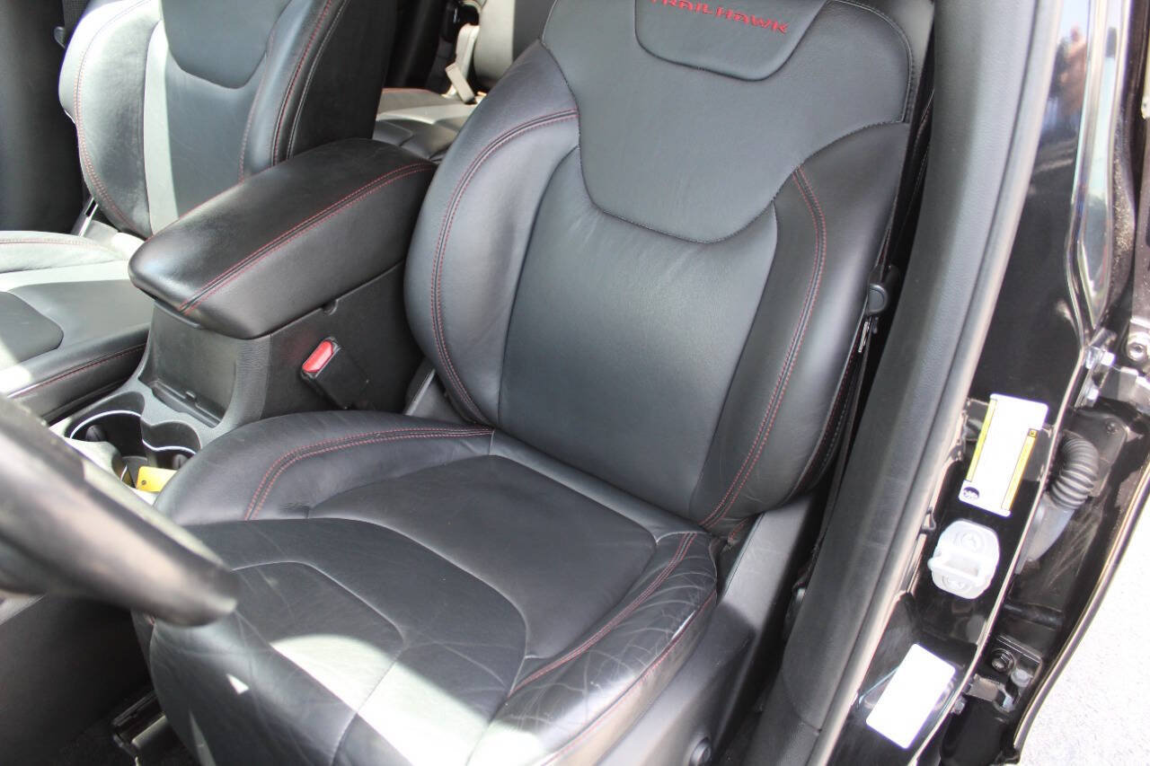 Used 2014 Jeep Cherokee Trailhawk w/ Technology Group AWD/4WD image 3